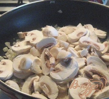 Куриная грудка с грибами в сметанно-яичном соусе и цветное пюре