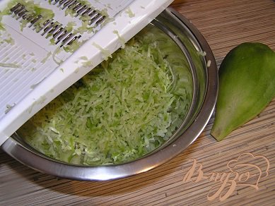 Салат из зеленой редьки с рукколой