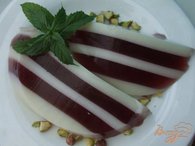 Рецепт Молочно-ягодное желе с мятой и фисташками