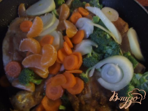 Куриные бедрышки с брокколи и мандаринами Куриные бедрышки с брокколи и мандаринами