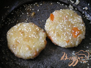 Рисовые котлеты в кунжутной панировке (постные) Рисовые котлеты в кунжутной панировке (постные)
