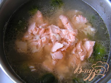 Суп с лососем, брюссельской капустой и помидорами Суп с лососем, брюссельской капустой и помидорами