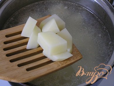 Суп с лососем, брюссельской капустой и помидорами Суп с лососем, брюссельской капустой и помидорами