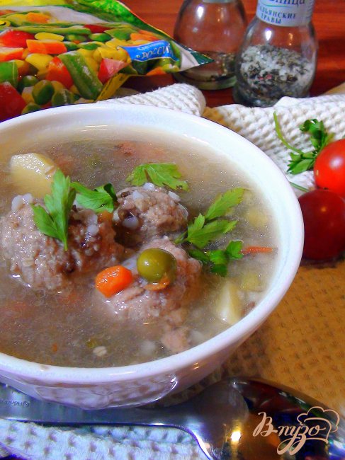 Фото приготовление рецепта: Густой супчик для вечно занятых мамочек с мясными клёцками, гречкой и овощами. шаг №3