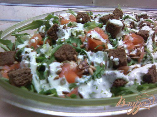 Рецепт Зелёный салат с сёмгой и гренками под «Зелёным соусом».
