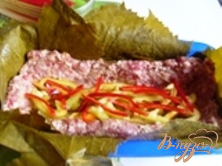 Мясной рулет в виноградный листиях Мясной рулет в виноградный листиях