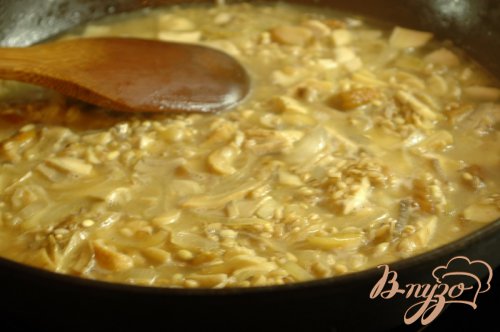 Курица в маринаде из бренди, запеченная с грибами и перловкой Курица в маринаде из бренди, запеченная с грибами и перловкой