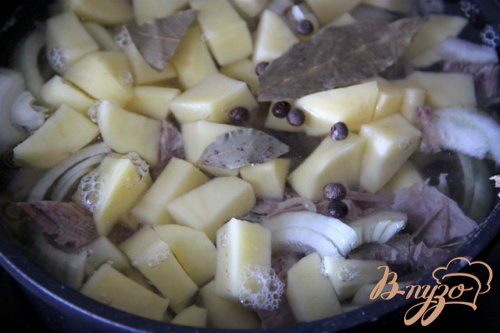 Жаркое из картофеля, варенного мяса в сливочном соусе Жаркое из картофеля, варенного мяса в сливочном соусе