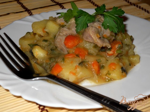 Фото приготовление рецепта: Ароматный картофель с мясом и зеленью шаг №4