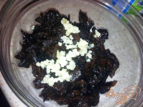 Куриные рулетики в черносливом и чесноком. Куриные рулетики в черносливом и чесноком.
