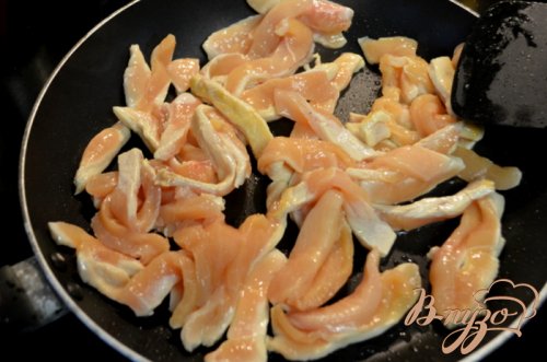 Куриный гужон с чесночным соусом Куриный гужон с чесночным соусом