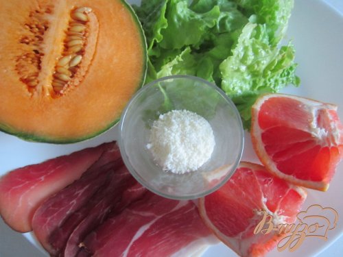 Летняя закуска с кусочками дыни и сухой ветчиной Летняя закуска с кусочками дыни и сухой ветчиной