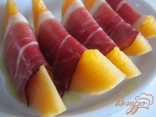 Летняя закуска с кусочками дыни и сухой ветчиной Летняя закуска с кусочками дыни и сухой ветчиной