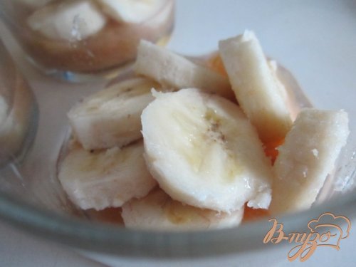 Творожный десерт с ревенем и кусочками банана