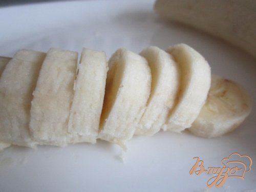 Творожный десерт с ревенем и кусочками банана