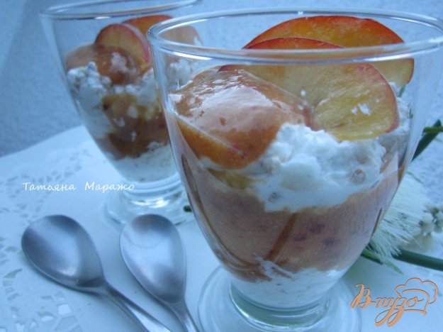 Рецепт Десерт со взбитыми сливками и персиками