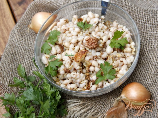Рецепт Салат из белой фасоли, лука и орехов