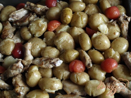 Куриные крылышки запечённые с картофелем и помидорами Куриные крылышки запечённые с картофелем и помидорами