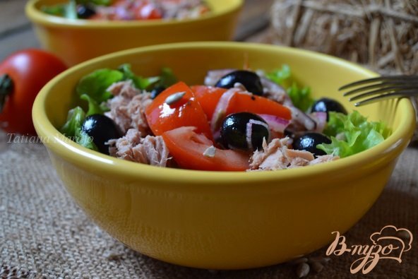 Рецепт Салат с томатами и тунцом