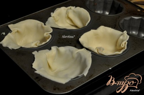 Куриный салат с беконом в хлебных чашах Куриный салат с беконом в хлебных чашах