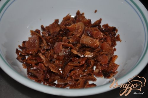 Куриный салат с беконом в хлебных чашах Куриный салат с беконом в хлебных чашах