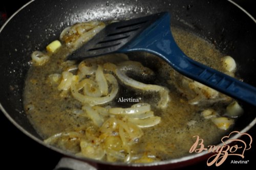 Куриный салат с беконом в хлебных чашах Куриный салат с беконом в хлебных чашах