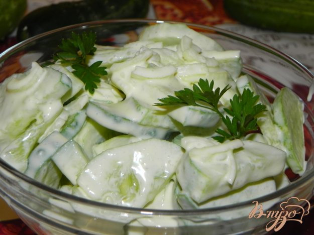 Рецепт Огуречный салат с луком и сметаной
