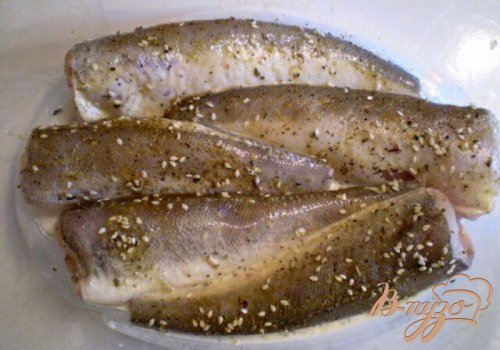 Запеченный хек в сметане с кунжутом Запеченный хек в сметане с кунжутом