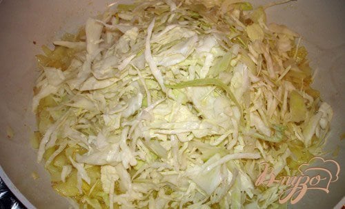 Тушеная капуста с мятой и яблоком Тушеная капуста с мятой и яблоком