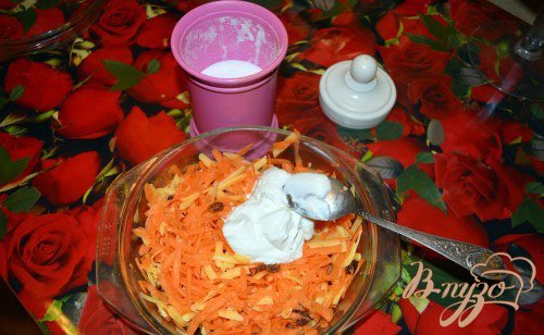 Морковный салат с сыром и соусом Морковный салат с сыром и соусом