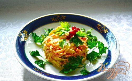 Морковный салат с сыром и соусом Морковный салат с сыром и соусом