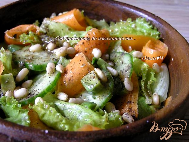 Рецепт Зеленый салат с авокадо и кедровыми орехами