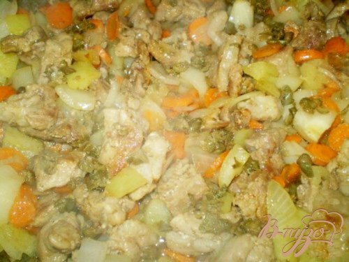 Свинина тушенная в вине с каперсами и овощами Свинина тушенная в вине с каперсами и овощами