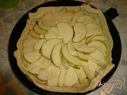 Пирог из слоеного теста с яблоками и изюмом Пирог из слоеного теста с яблоками и изюмом