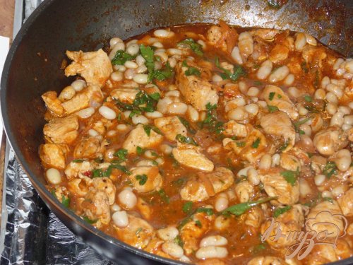 Быстрая фасоль в томате с куриным мясом Быстрая фасоль в томате с куриным мясом