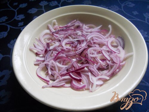 Салат луковый с яблоком и колбасным сыром Салат луковый с яблоком и колбасным сыром