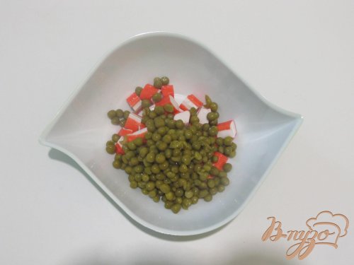 Салат с крабовыми палочками и зеленым горошком Салат с крабовыми палочками и зеленым горошком