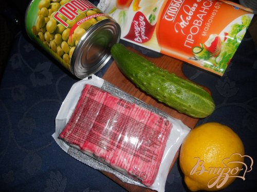 Салат с крабовыми палочками и зеленым горошком Салат с крабовыми палочками и зеленым горошком