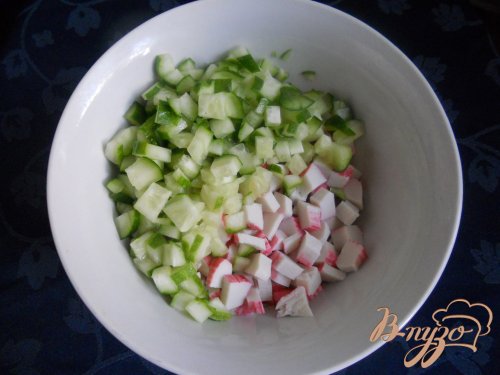 Салат с крабовыми палочками и зеленым горошком Салат с крабовыми палочками и зеленым горошком