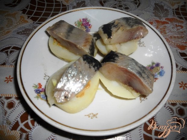 Простая закуска из сельди и картофеля Простая закуска из сельди и картофеля