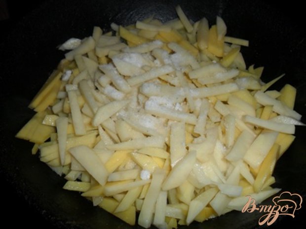 Жаренный картофель с луком и укропом Жаренный картофель с луком и укропом