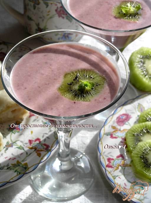 Кокосовый коктейль с бананом и вишней Кокосовый коктейль с бананом и вишней