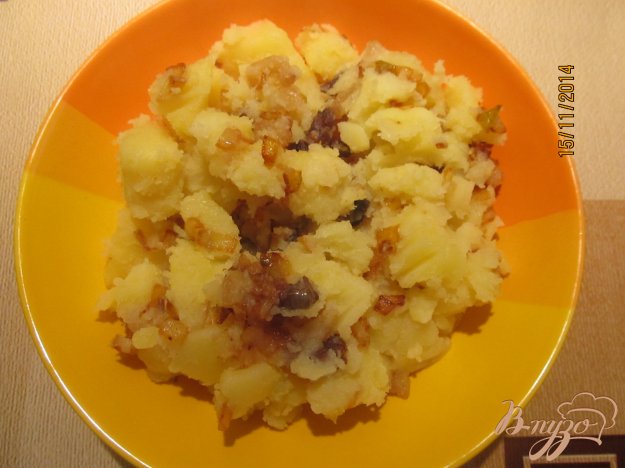 Рецепт Вареная картошка кусочками с подчеревком и луком