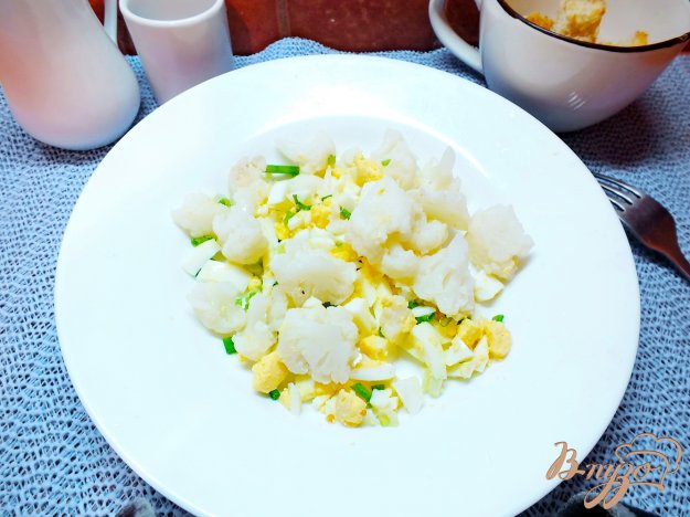 Рецепт Салат из яиц с цветной капустой и луком