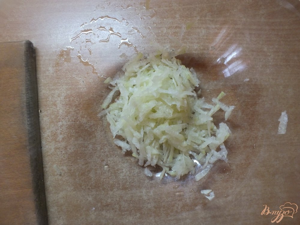 Фото приготовление рецепта: Салат из дайкона со свеклой шаг №2
