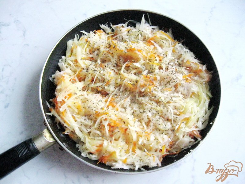 Фото приготовление рецепта: Солянка с копченой колбасой и сосисками шаг №4
