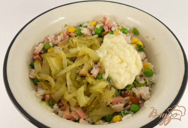 Салат «Праздничный» с курицей, рисом и зеленым горошком Салат «Праздничный» с курицей, рисом и зеленым горошком