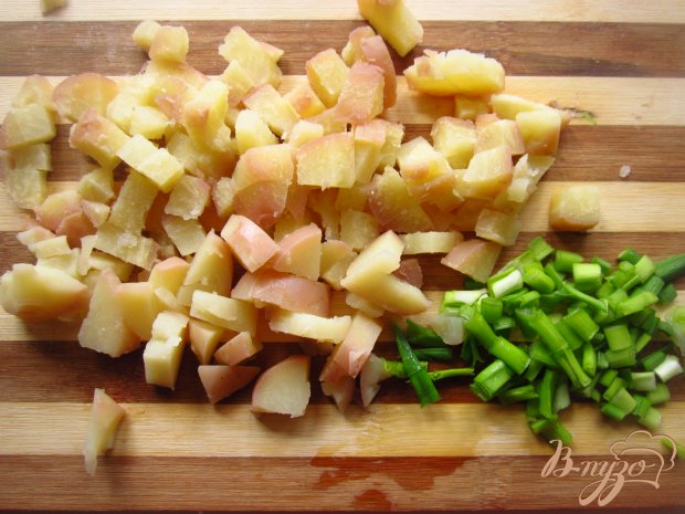 Рецепт Салат с копчеными сосисками и луком в кляре