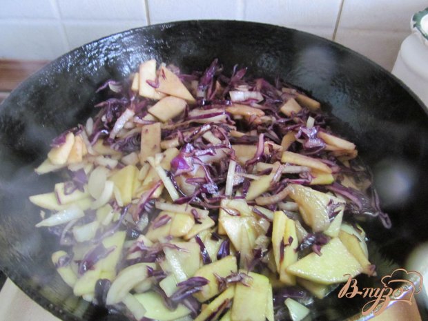 Свинина с яблоком и красной капустой Свинина с яблоком и красной капустой