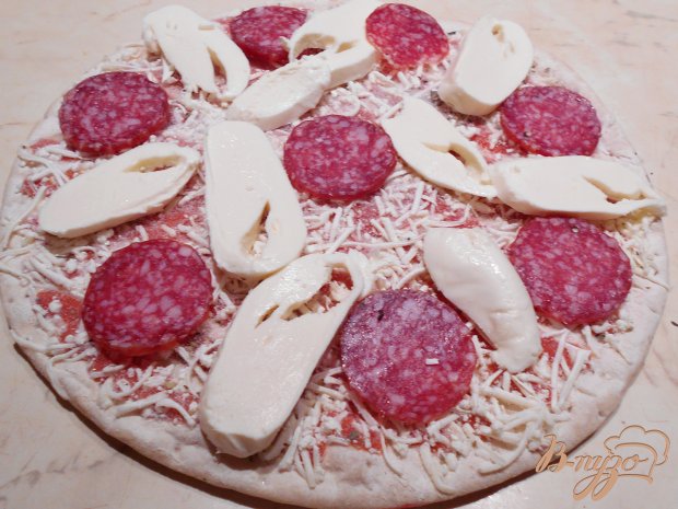 Рецепт Пицца с моцареллой и салями